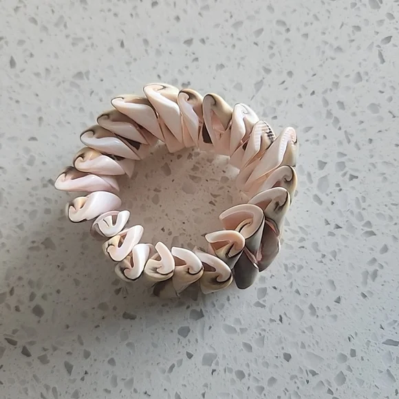 Seashell Stretchable Bracelet. - Picture 1 of 6